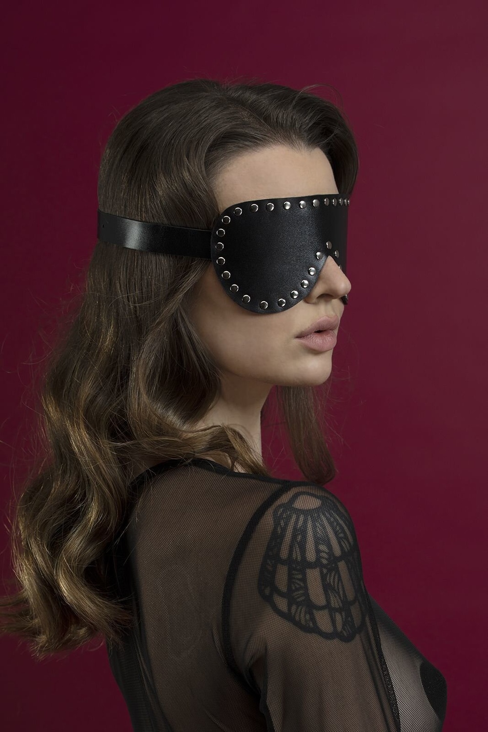 Маска на глаза с заклепками Feral Feelings - Blindfold Mask, натуральная кожа, черная фото