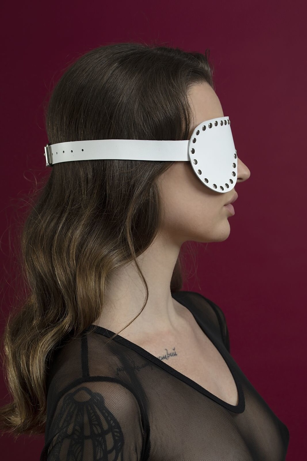 Маска на глаза с заклепками Feral Feelings - Blindfold Mask, натуральная кожа, белая фото