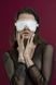 Маска на очі з заклепками Feral Feelings — Blindfold Mask, натуральна шкіра, біла фото 1