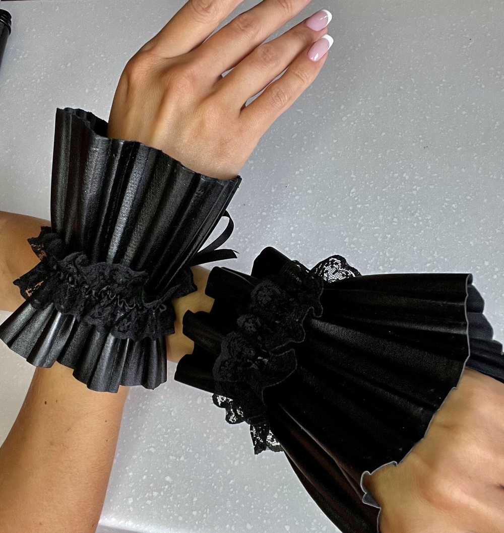 Плиссированные манжеты-наручники из кожзама фото