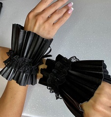 Плісировані манжети-наручники зі шкірозамінника фото